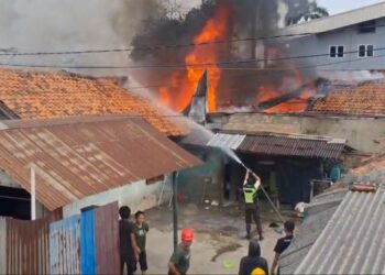 Enam Rumah dan Dua Motor Terbakar di Cileungsi Bogor, Damkar Berjibaku Padamkan Api
