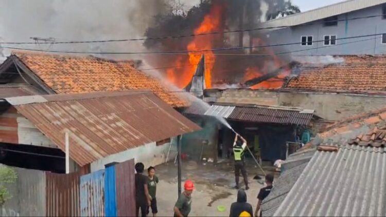 Enam Rumah dan Dua Motor Terbakar di Cileungsi Bogor, Damkar Berjibaku Padamkan Api