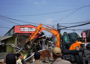 Pasar Cisarua Ditata, Satpol PP Bongkar 4 Bangunan yang Masih Berdiri