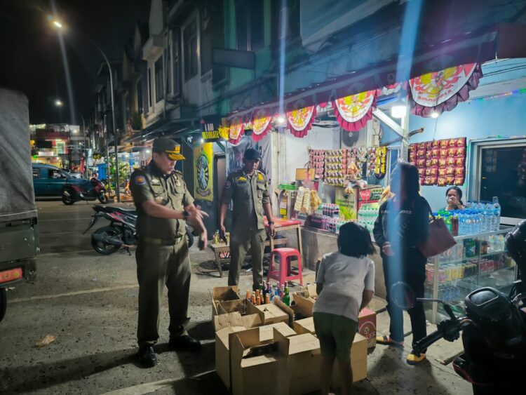 1.482 Botol Miras Disita Satpol PP dari 4 Toko di Terminal Cibinong
