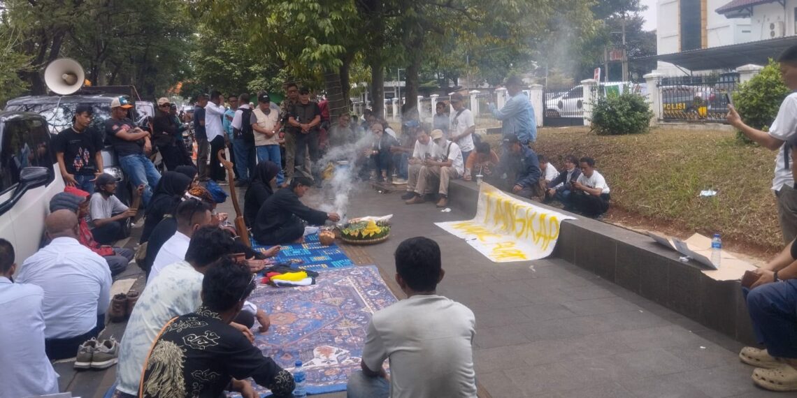 Warga Gelar Tasyakuran di Depan Kantor BPN Bogor I Usai Kakantah Kena OTT KPK