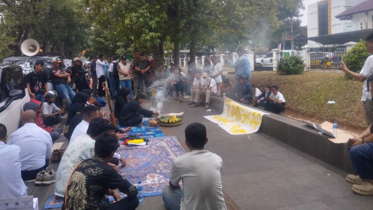 Warga Gelar Tasyakuran di Depan Kantor BPN Bogor I Usai Kakantah Kena OTT KPK