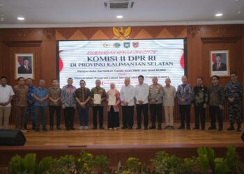 Serahkan Sertipikat Aset BMD dan BUMD Pemprov Kalsel, Wamen Ossy: Perkuat Kepastian Hukum Aset Daerah