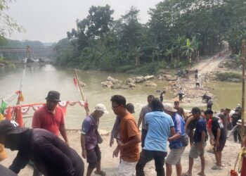 Warga Gotong Royong Perbaiki Jembatan Darurat Kali Wika yang Terseret Arus