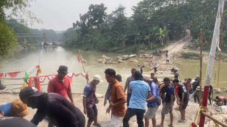 Warga Gotong Royong Perbaiki Jembatan Darurat Kali Wika yang Terseret Arus