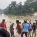 Warga Gotong Royong Perbaiki Jembatan Darurat Kali Wika yang Terseret Arus