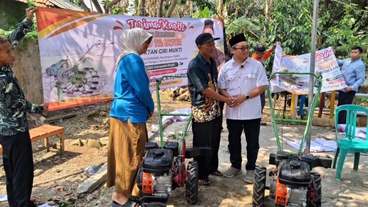 Dari Aspirasi H. Achmad Fathoni, 16 Kelompok Tani Terima Bantuan Hand Traktor
