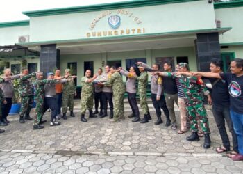Penuh Kehangatan di HUT ke-81 TNI, Polsek Gunung Putri Bawa Tumpeng ke Koramil 0621-05