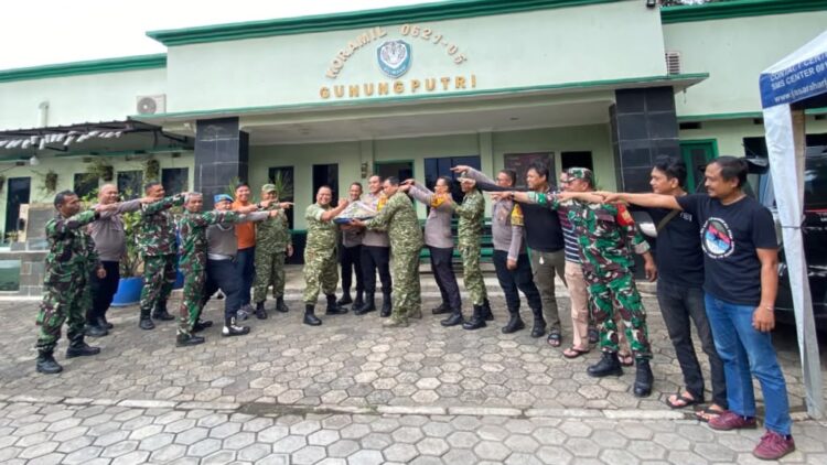 Penuh Kehangatan di HUT ke-81 TNI, Polsek Gunung Putri Bawa Tumpeng ke Koramil 0621-05