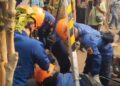 Berjibaku 45 Menit, Damkar Berhasil Evakuasi Dua Orang Tercebur Sumur di Cileungsi