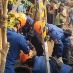 Berjibaku 45 Menit, Damkar Berhasil Evakuasi Dua Orang Tercebur Sumur di Cileungsi