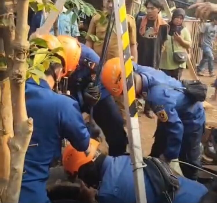 Berjibaku 45 Menit, Damkar Berhasil Evakuasi Dua Orang Tercebur Sumur di Cileungsi