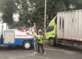Hilang Konsentrasi, Truk Box Hino Dutro Tabrak Median Jalan Hingga Terguling di Cibinong