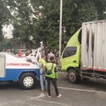 Hilang Konsentrasi, Truk Box Hino Dutro Tabrak Median Jalan Hingga Terguling di Cibinong
