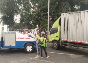 Hilang Konsentrasi, Truk Box Hino Dutro Tabrak Median Jalan Hingga Terguling di Cibinong