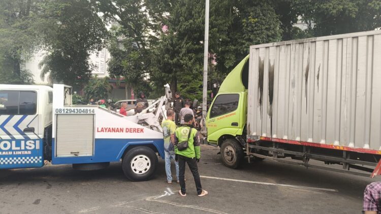 Hilang Konsentrasi, Truk Box Hino Dutro Tabrak Median Jalan Hingga Terguling di Cibinong