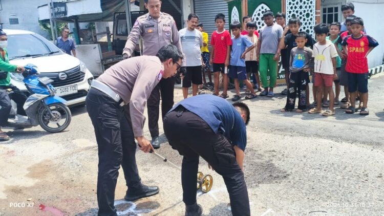 Adu Banteng Usai Gagal Nyalip, Pemotor Tewas Terlindas Truk di Wanaherang