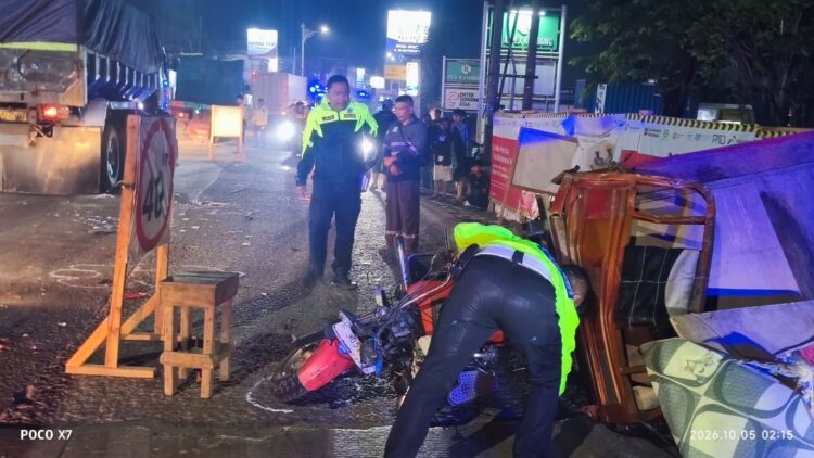 Gagal Menyalip! Kendaraan Roda Tiga Bawa 7 Orang Tabrak Dump Truk di Cileungsi, 2 Tewas