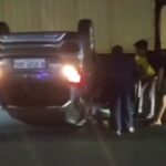 Hantam Pembatas Jalan, Minibus Terguling di Kemang