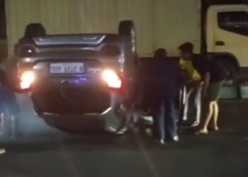 Hantam Pembatas Jalan, Minibus Terguling di Kemang