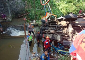 Diduga Rem Blong, Mobil Elf Terjun Kedalam Sungai di Ciawi