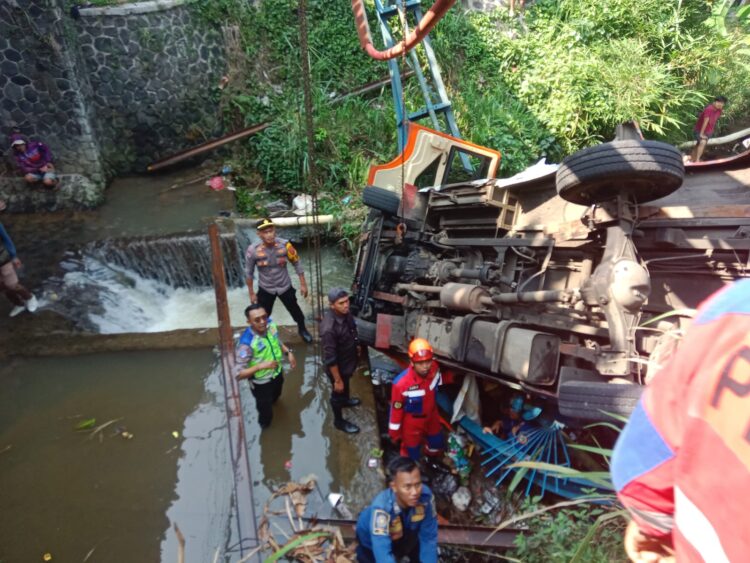 Diduga Rem Blong, Mobil Elf Terjun Kedalam Sungai di Ciawi