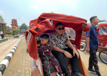 Ketua DPRD Kabupaten Bogor Jajal Tumpangi Becak Listrik Pemberian Presiden Prabowo