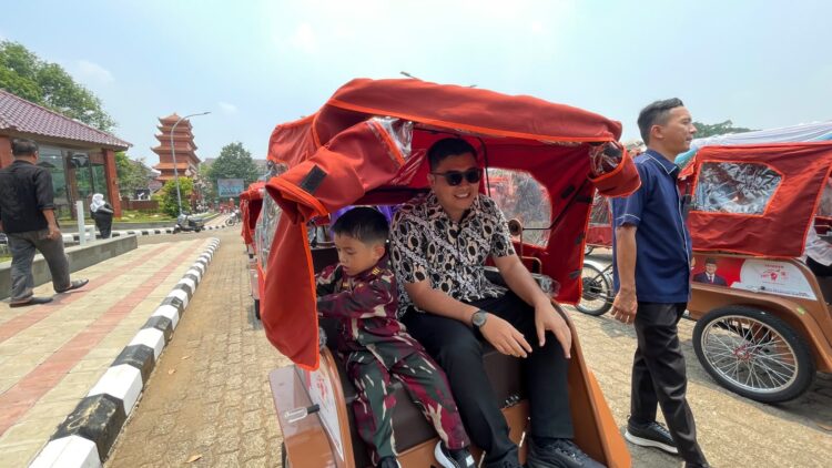 Ketua DPRD Kabupaten Bogor Jajal Tumpangi Becak Listrik Pemberian Presiden Prabowo