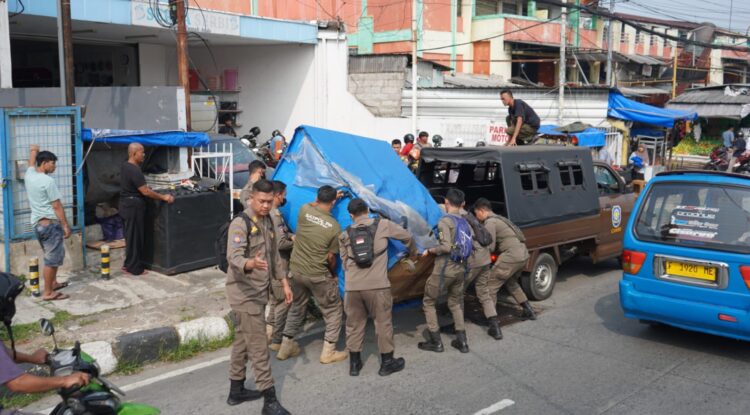 Satpol PP Kabupaten Bogor Tertibkan 10 PKL di Ciawi, Barang Pedagang Diamankan