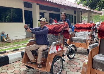 Nyobain Becak Listrik Bantuan Prabowo di Kabupaten Bogor, Pengayuh Asal Cileungsi: Nyaman Banget
