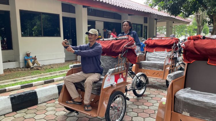 Nyobain Becak Listrik Bantuan Prabowo di Kabupaten Bogor, Pengayuh Asal Cileungsi: Nyaman Banget