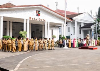 Pimpin Apel Bulan Peduli Kanker Payudara, Dedie Rachim Serahkan Pita Pink untuk Lima Penyintas di Balai Kota