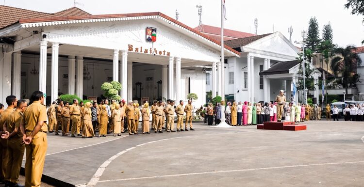 Pimpin Apel Bulan Peduli Kanker Payudara, Dedie Rachim Serahkan Pita Pink untuk Lima Penyintas di Balai Kota